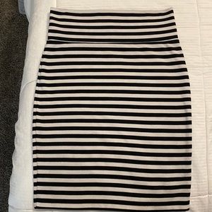 Forever 21 black and white knit skirt